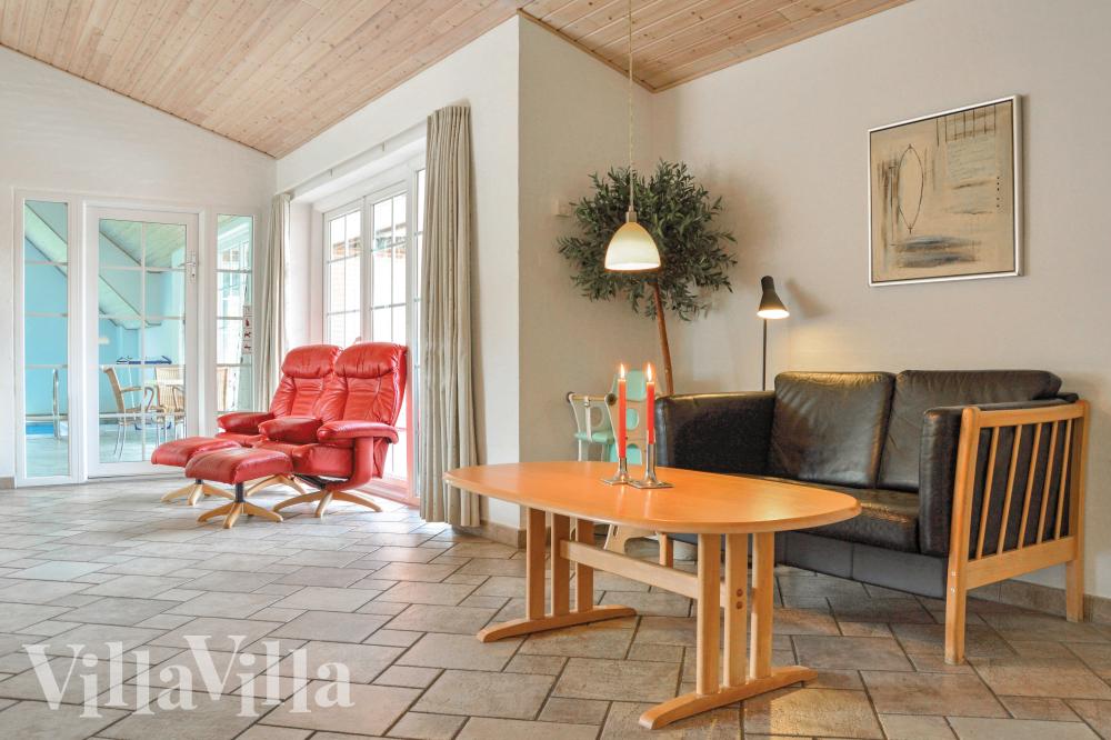 Det er god plass til hygge i feriehusets sofagruppe under oppholdet i luksushus nr. 989