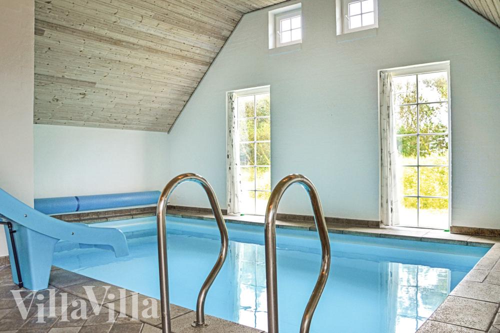 Det flotte bassenget i luksushus nr. 989 til 16 personer