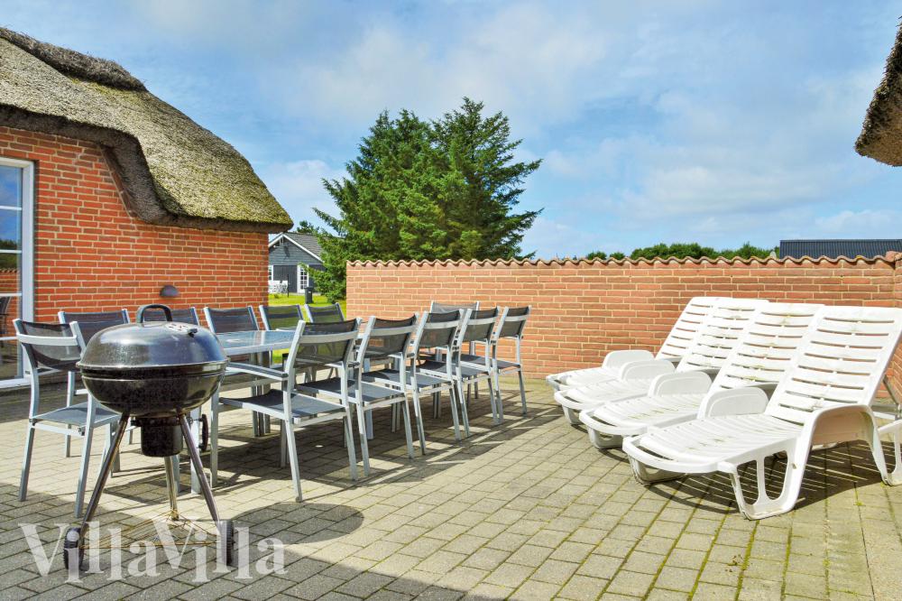 Luksushus nr. 989 har en deilig terrasse med gode hagemøbler til 16 personer.