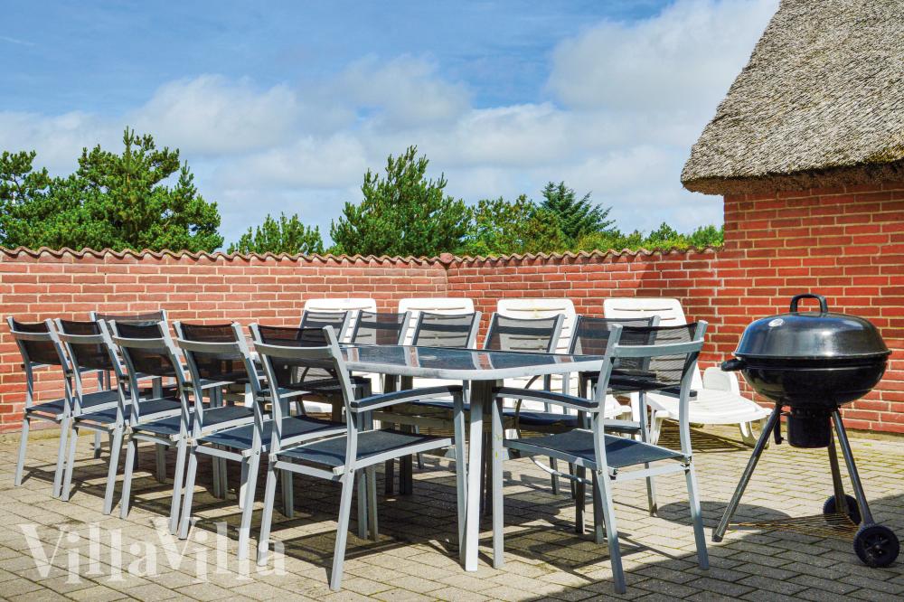 Nyt en grillkveld på terrassen i luksushus nr. 989 i Vestjylland