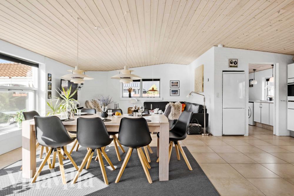Det er plass til 8 personer i det store lyse oppholdsrommet i luksushus nr. 990.