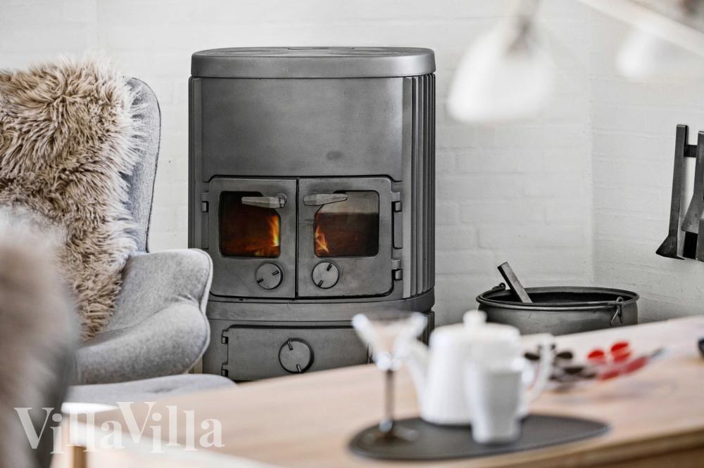 Sofaen i luksushus nr. 990 i Nordjylland er perfekt for å hygge seg med et brettspill eller se en film sammen.