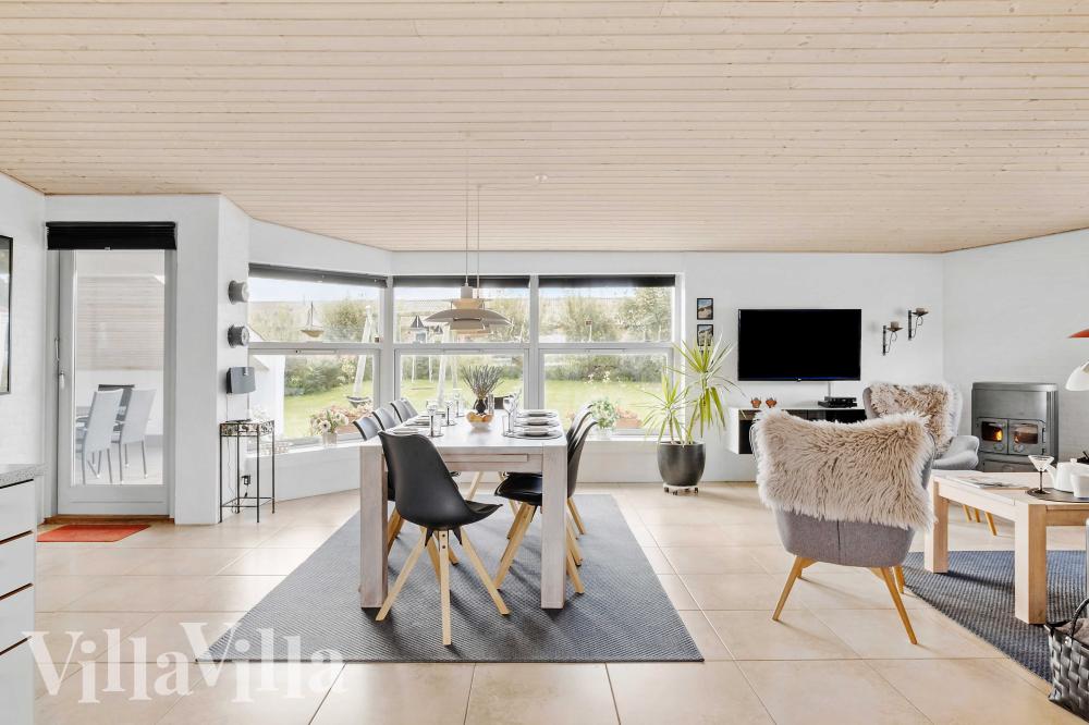 Det er god plass til hygge i feriehusets sofagruppe under oppholdet i luksushus nr. 990