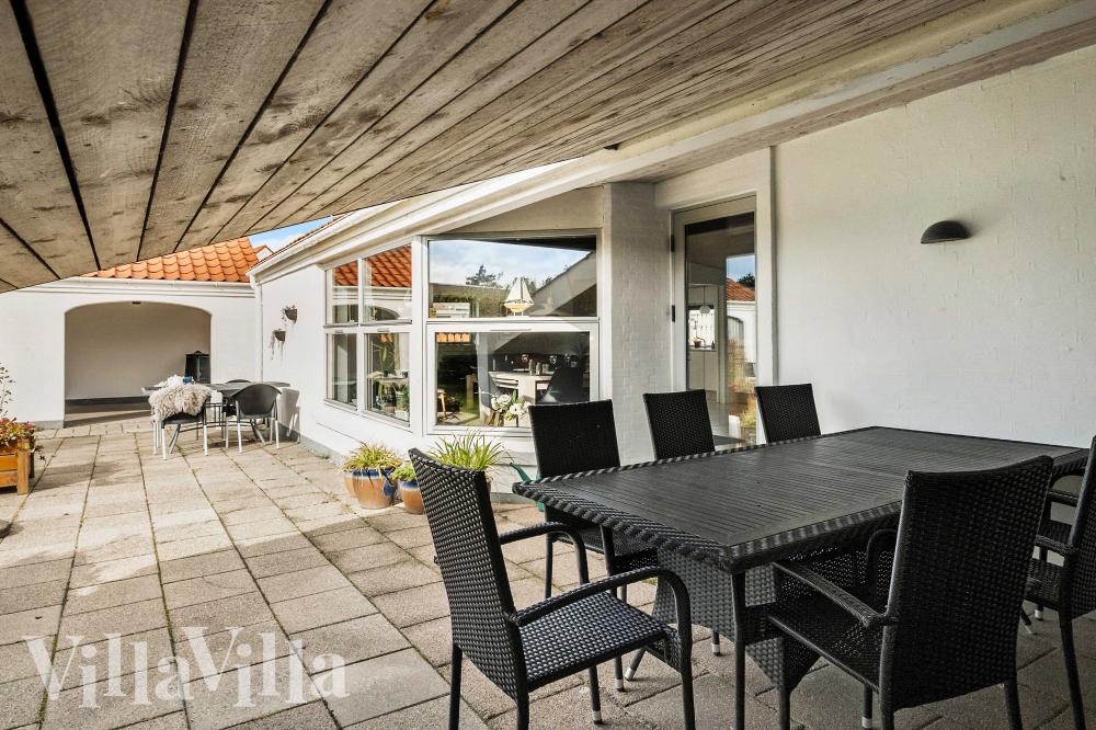 Nyt en grillkveld på terrassen i luksushus nr. 990 i Nordjylland