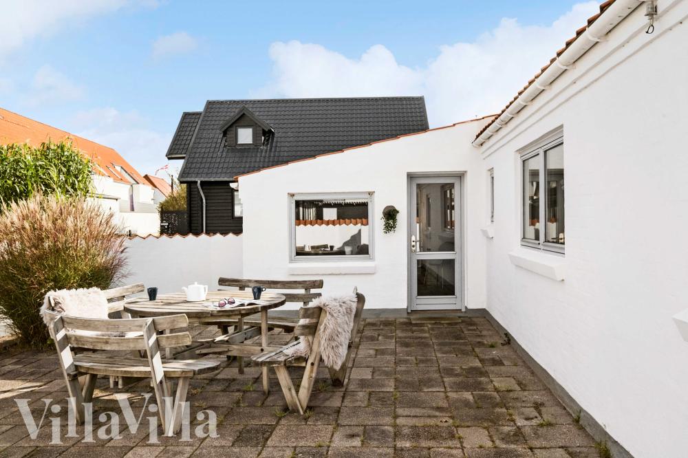 På terrassen i feriehus nr. 990 er det plass til 8 personer.