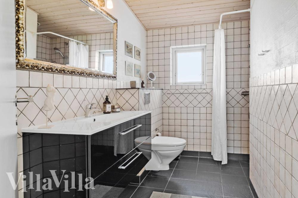 Det finnes bad med dusj i luksushus nr. 990 med plass til 8 personer.