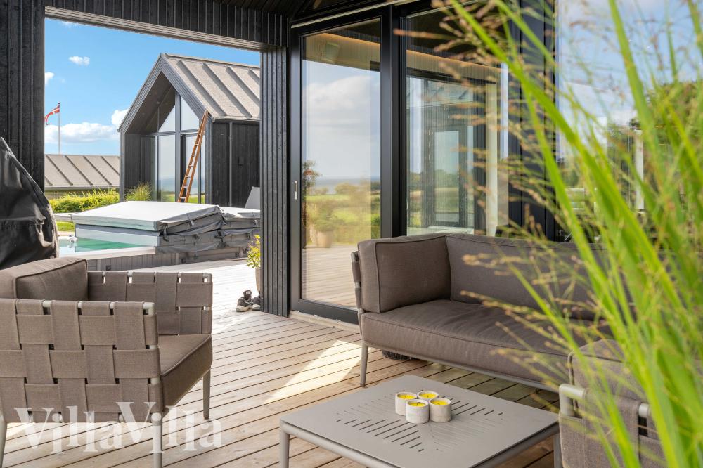 Nyt en grillkveld på terrassen i luksushus nr. 992 i Sydjylland