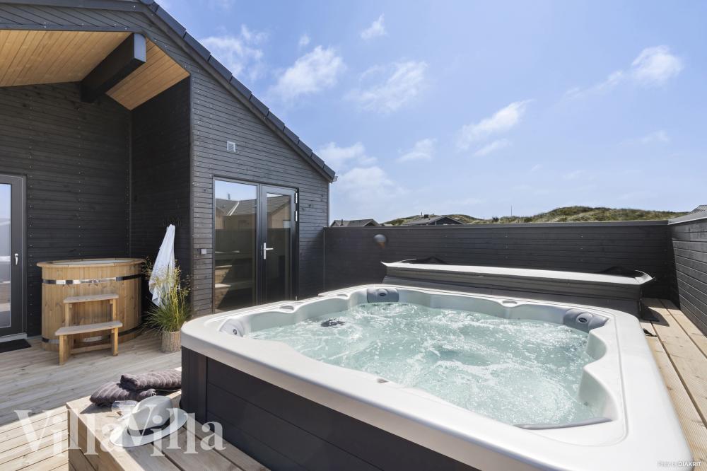 Nyt varmen i boblebadet i luksushus nr. 947 i Vestjylland