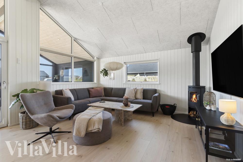 Sofaen i luksushus nr. 947 i Vestjylland er perfekt for å hygge seg med et brettspill eller se en film sammen.