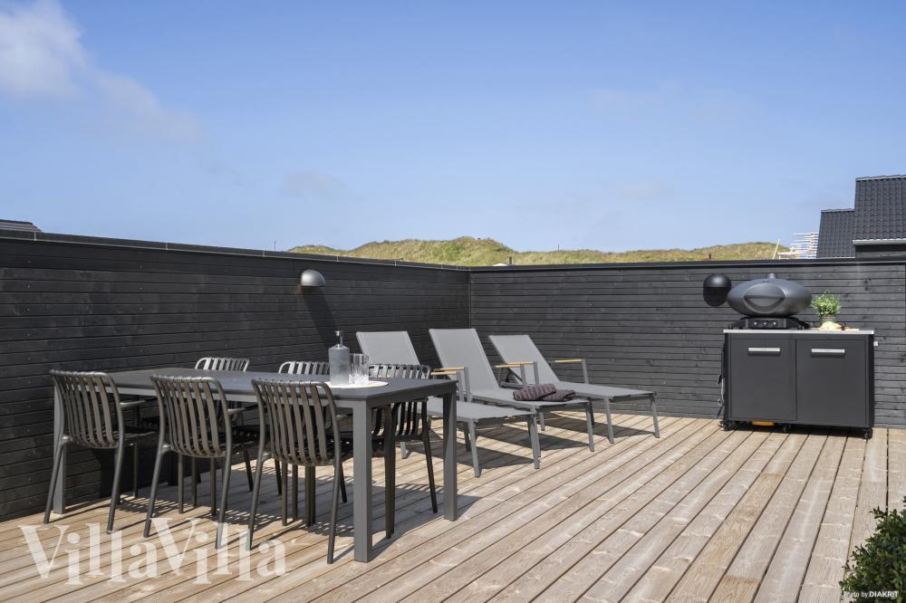 På terrassen i feriehus nr. 947 er det plass til 12 personer.