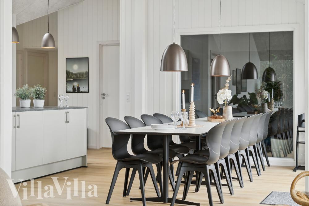 Det er plass til 16 personer i det store lyse oppholdsrommet i luksushus nr. 972.