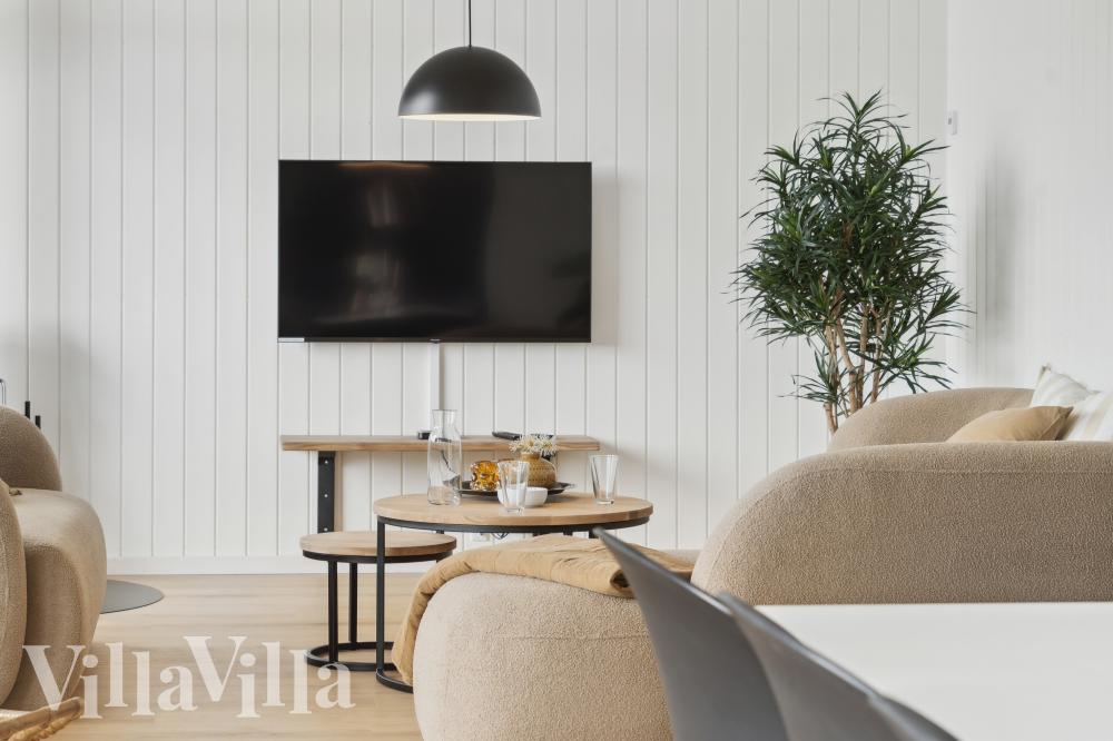 Sofaen i luksushus nr. 972 i Nordjylland er perfekt for å hygge seg med et brettspill eller se en film sammen.