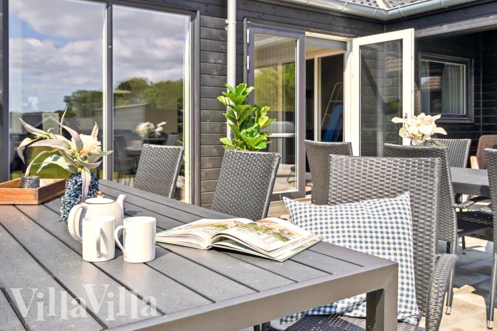 Nyt en grillkveld på terrassen i luksushus nr. 972 i Nordjylland