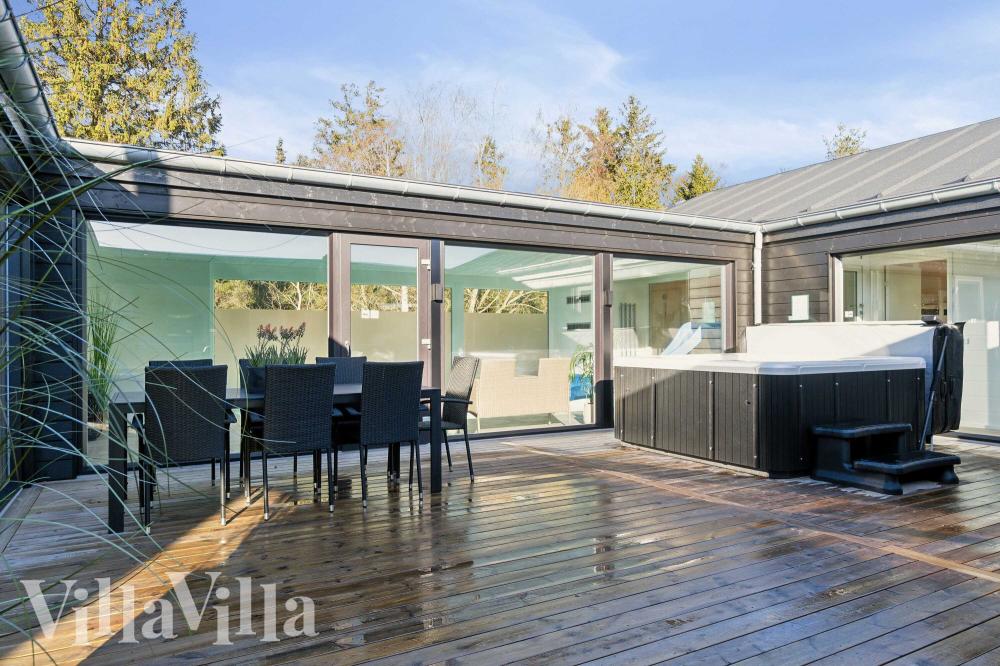 Nyt en grillkveld på terrassen i luksushus nr. 996 i Østjylland