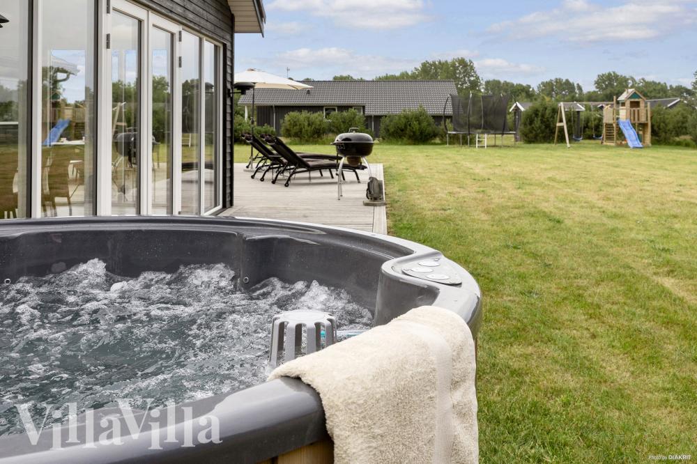 Nyt varmen i boblebadet i luksushus nr. 969 i Lolland/Falster/Møn