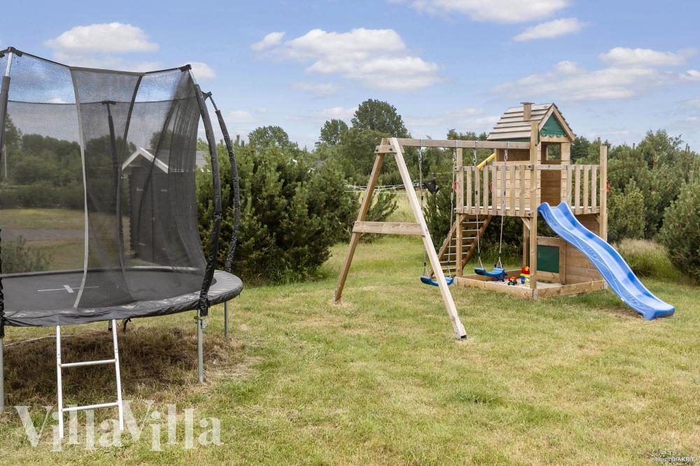 I det attraktive feriehuset nr. 969 i Lolland/Falster/Møn finnes det mengder av utendørsaktiviteter, som leketårn og huskestativ.