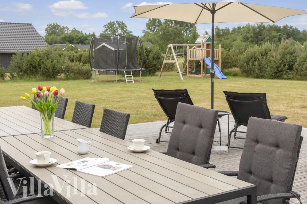 På terrassen i feriehus nr. 969 er det plass til 12 personer.