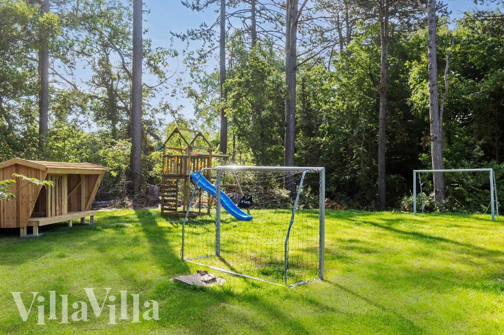 I det attraktive feriehuset nr. 994 i Østjylland finnes det mengder av utendørsaktiviteter, som leketårn og huskestativ.