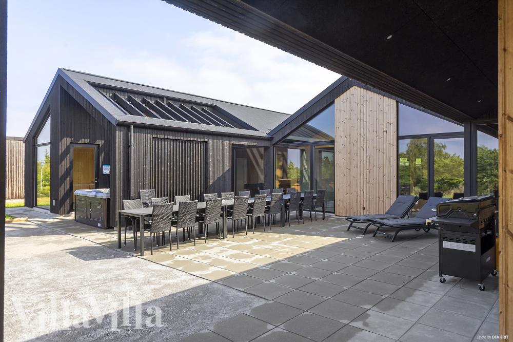 Luksushus nr. 995 har en deilig terrasse med gode hagemøbler til 26 personer.
