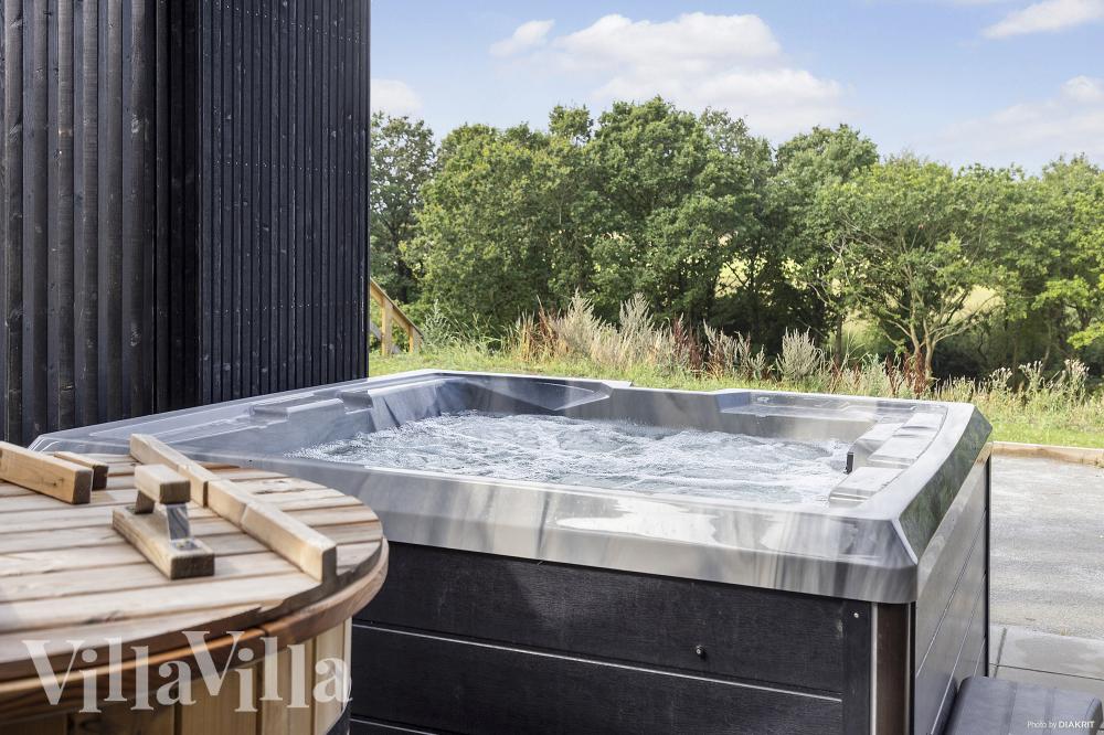 Nyt varmen i boblebadet i luksushus nr. 995 i Limfjorden