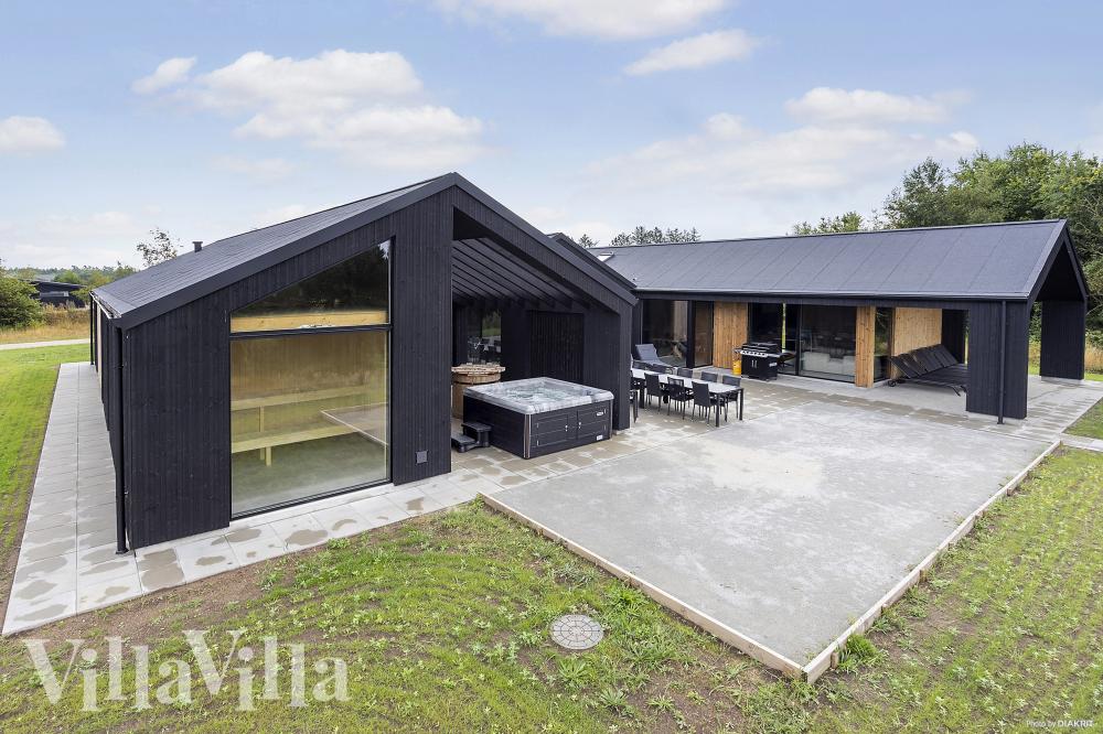 Dette lekre huset med svømmebasseng, nr. 995, med plass til 26 personer, ligger i Limfjorden