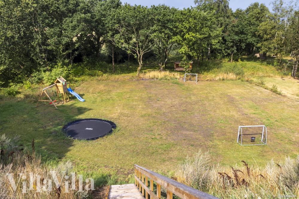 I det attraktive feriehuset nr. 995 i Limfjorden finnes det mengder av utendørsaktiviteter, som leketårn og huskestativ.