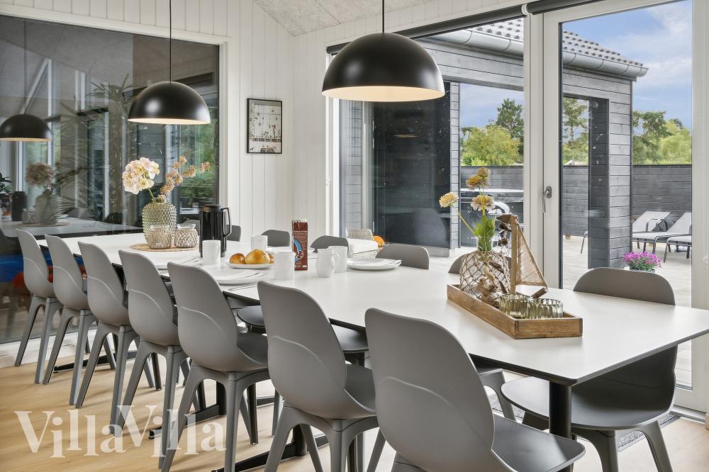 Det er plass til 16 personer i det store lyse oppholdsrommet i luksushus nr. 1000.