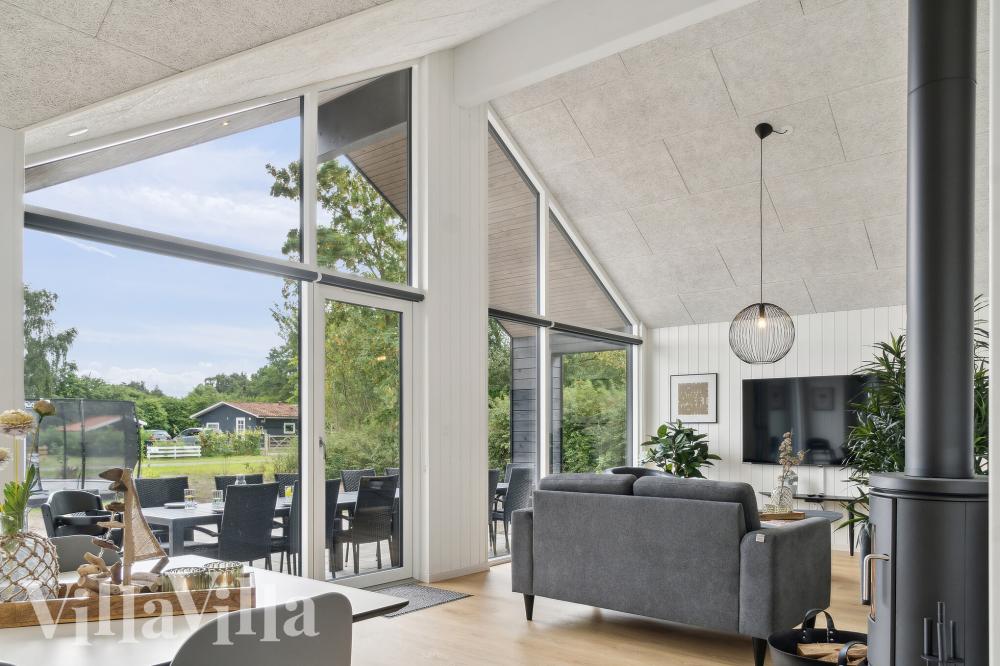 Det er god plass til hygge i feriehusets sofagruppe under oppholdet i luksushus nr. 1000