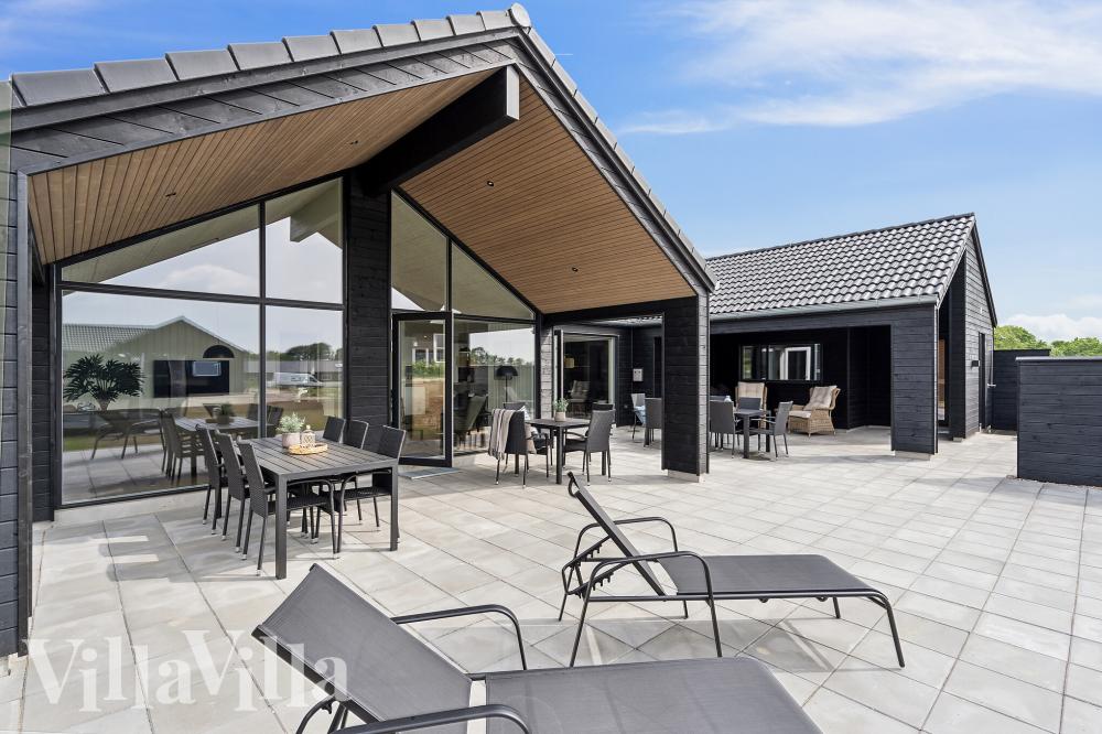 Luksushus nr. 1000 har en deilig terrasse med gode hagemøbler til 16 personer.