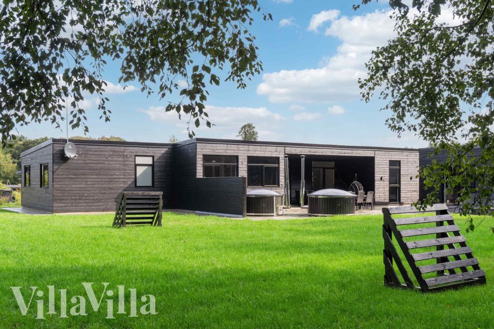 Dette lekre huset med spa, nr. 1002, med plass til 16 personer, ligger i Østjylland