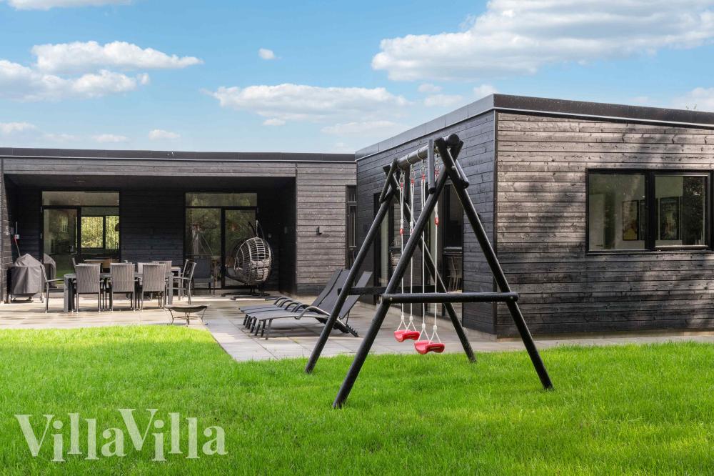 I det attraktive feriehuset nr. 1002 i Østjylland finnes det mengder av utendørsaktiviteter, som leketårn og huskestativ.