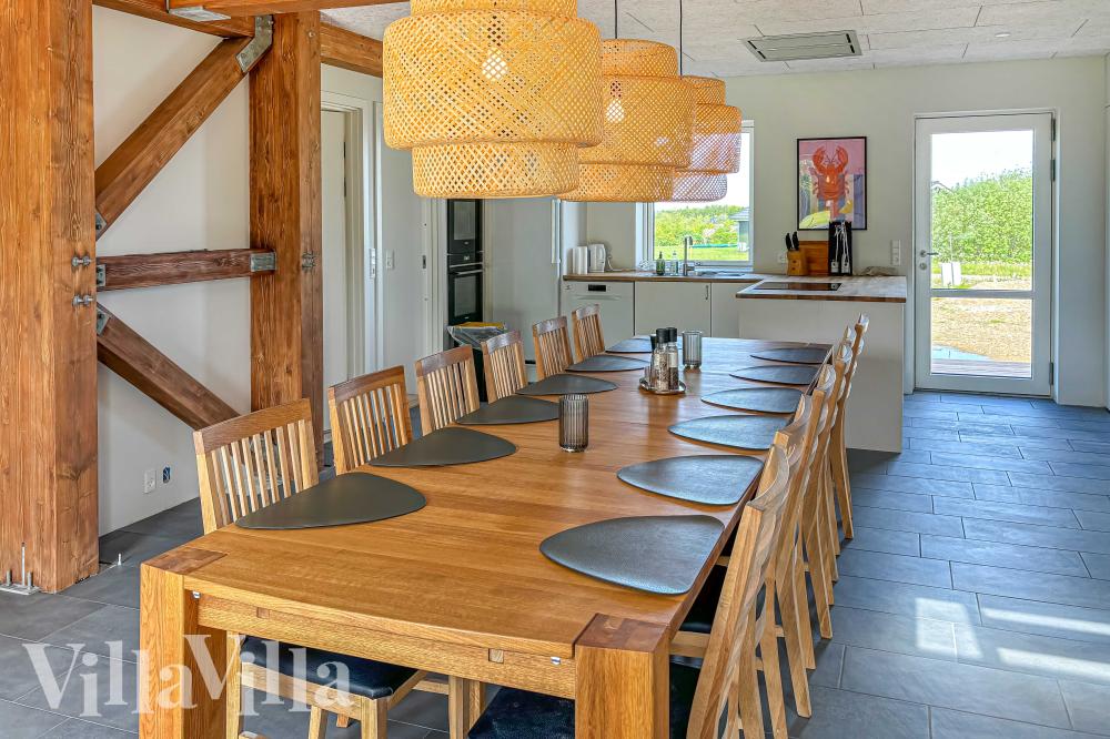 Det er plass til 14 personer i det store lyse oppholdsrommet i luksushus nr. 981.