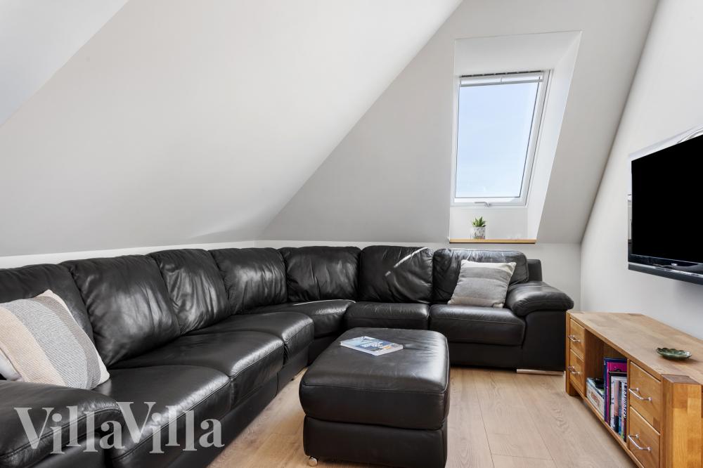 Sofaen i luksushus nr. 981 i Limfjorden er perfekt for å hygge seg med et brettspill eller se en film sammen.