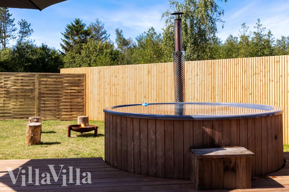 Nyt varmen i boblebadet i luksushus nr. 981 i Limfjorden