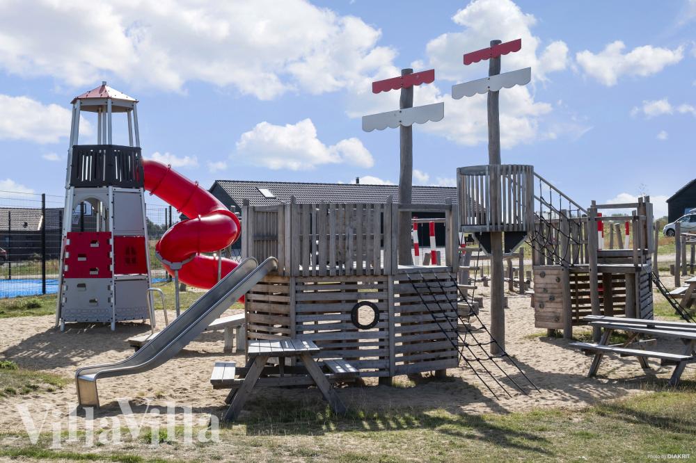 I det attraktive feriehuset nr. 921 i Fyn og øyer finnes det mengder av utendørsaktiviteter, som leketårn og huskestativ.
