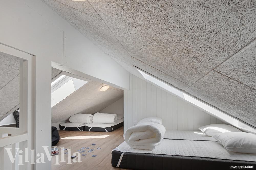 Noen av de 18 soveplassene i luksushus nr. 921 finnes på hems