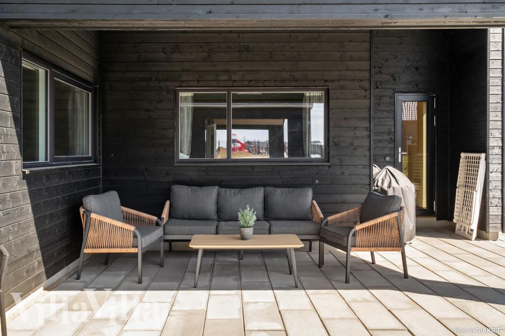 Luksushus nr. 921 har en deilig terrasse med gode hagemøbler til 18 personer.