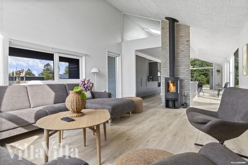Sofaen i luksushus nr. 967 i Østjylland er perfekt for å hygge seg med et brettspill eller se en film sammen.
