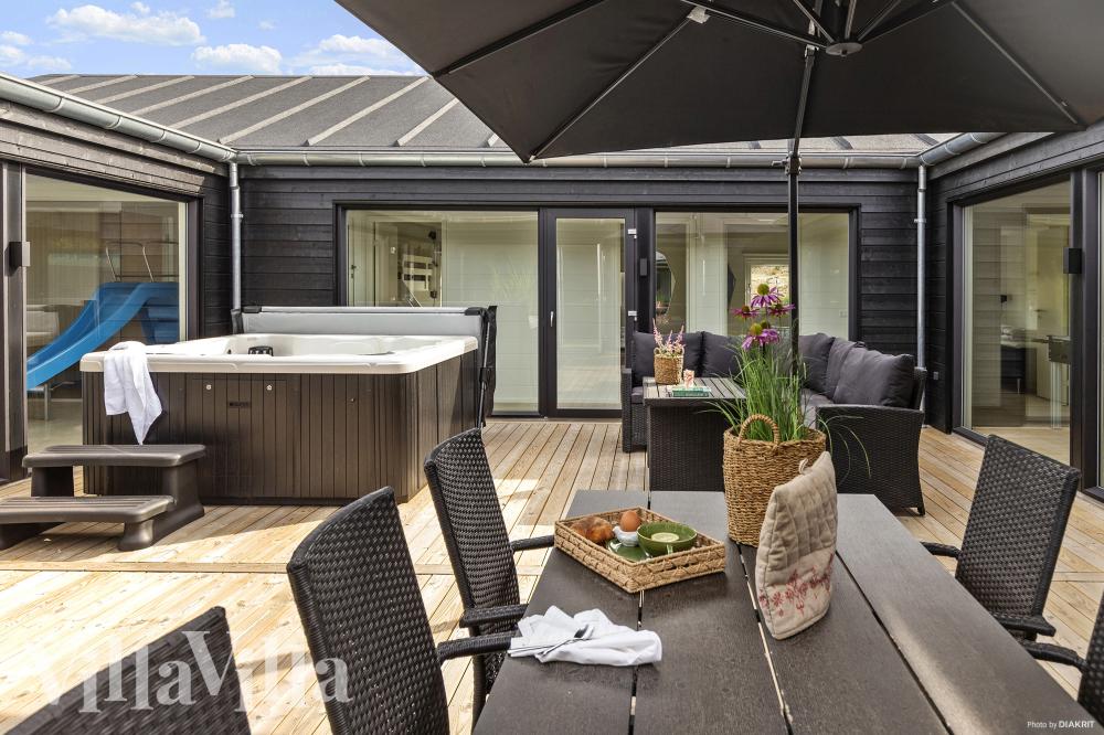 Luksushus nr. 967 har en deilig terrasse med gode hagemøbler til 22 personer.