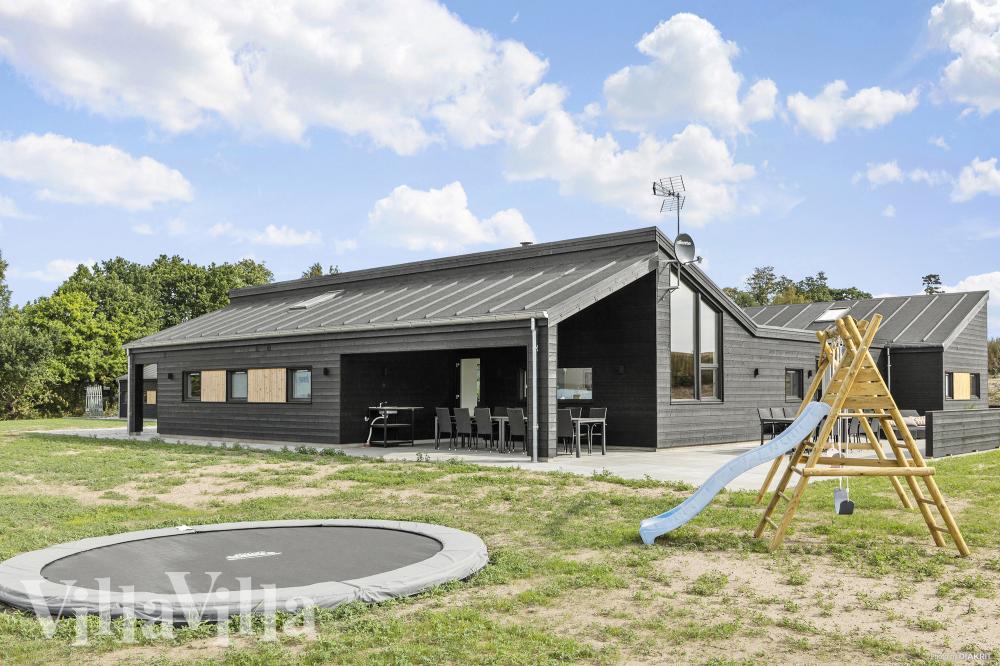 I det attraktive feriehuset nr. 967 i Østjylland finnes det mengder av utendørsaktiviteter, som leketårn og huskestativ.