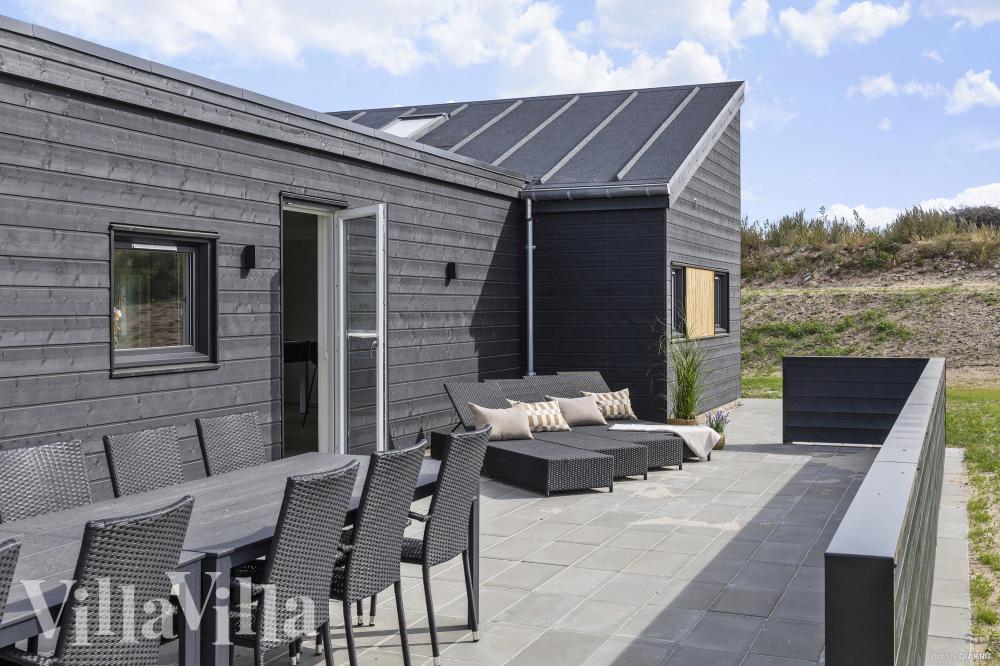 Nyt en grillkveld på terrassen i luksushus nr. 967 i Østjylland