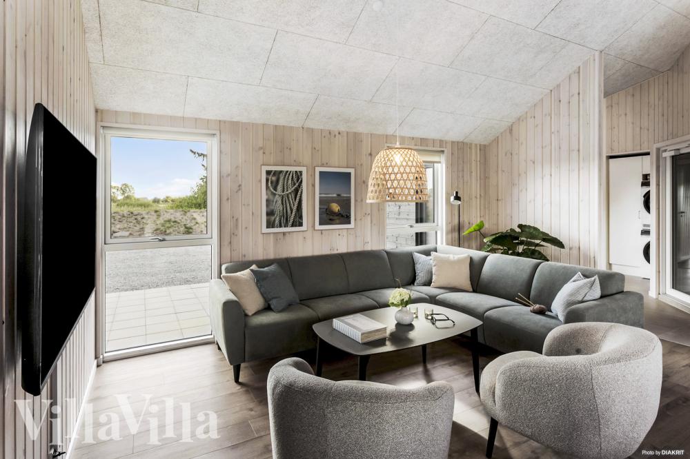 Sofaen i luksushus nr. 1001 i Lolland/Falster/Møn er perfekt for å hygge seg med et brettspill eller se en film sammen.