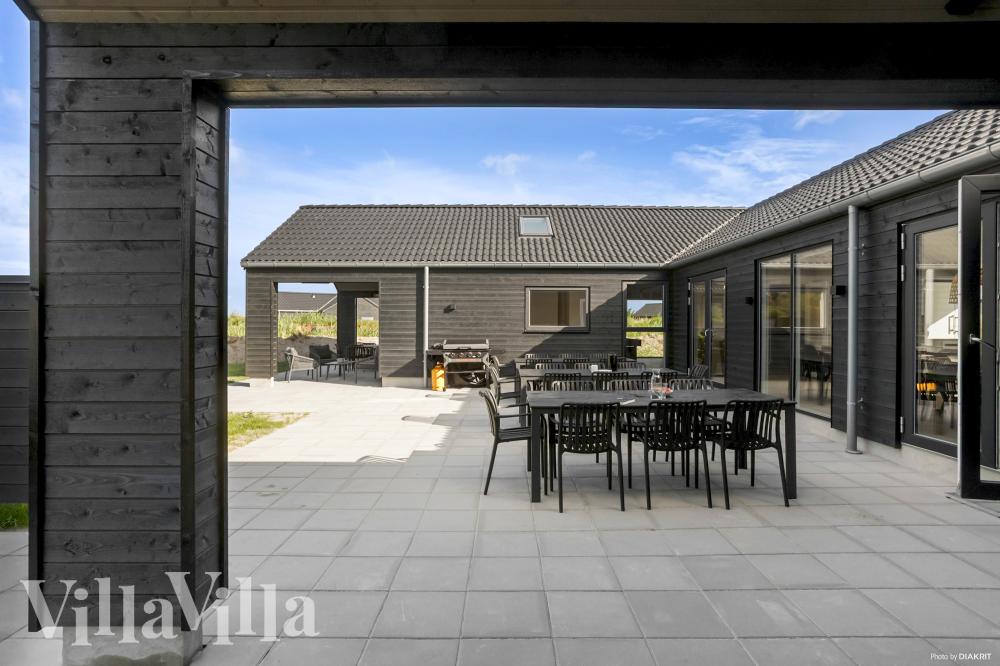 Nyt en grillkveld på terrassen i luksushus nr. 1001 i Lolland/Falster/Møn