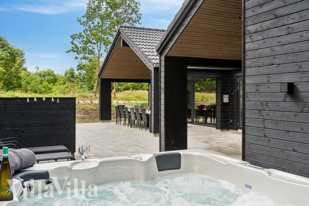 Nyt varmen i boblebadet i luksushus nr. 999 i Vestjylland