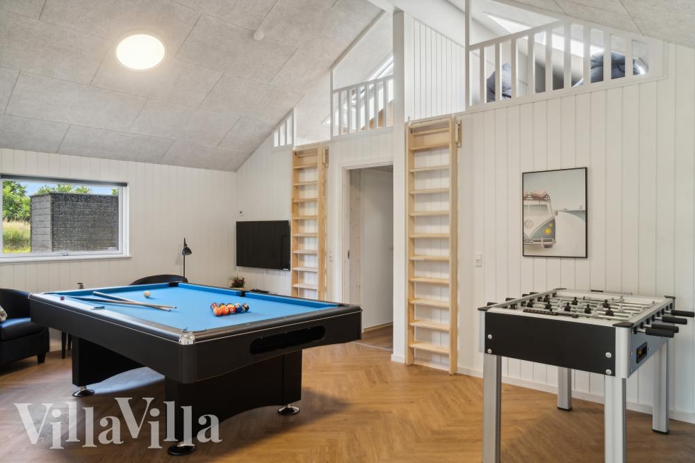 I tillegg til alle aktivitetsmulighetene i husets bassengavdeling, kan du også spille biljard, bordtennis og dart i luksushus nr. 999