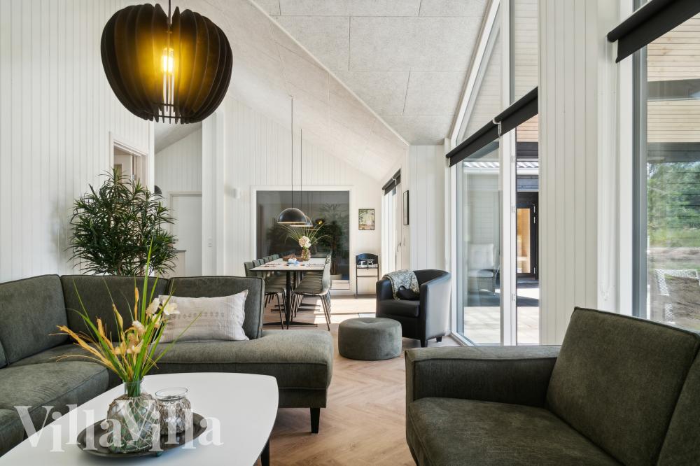 Sofaen i luksushus nr. 999 i Vestjylland er perfekt for å hygge seg med et brettspill eller se en film sammen.