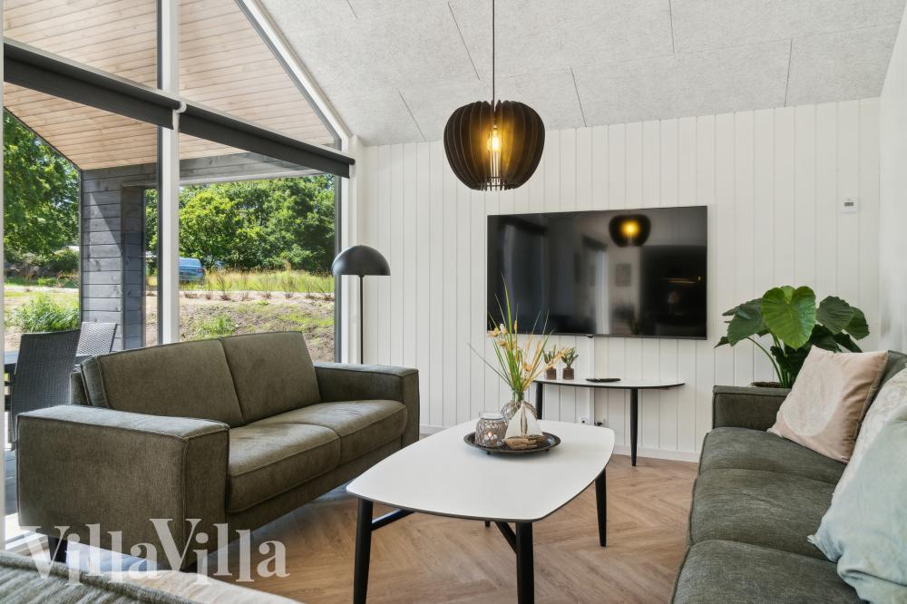 Det er god plass til hygge i feriehusets sofagruppe under oppholdet i luksushus nr. 999