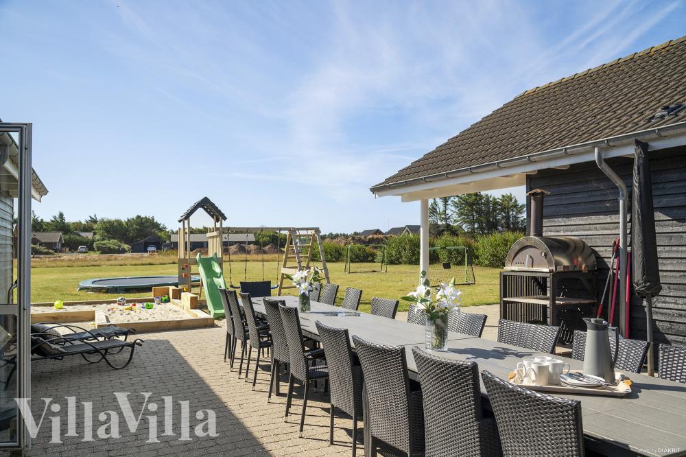 Nyt en grillkveld på terrassen i luksushus nr. 196 i Nordjylland