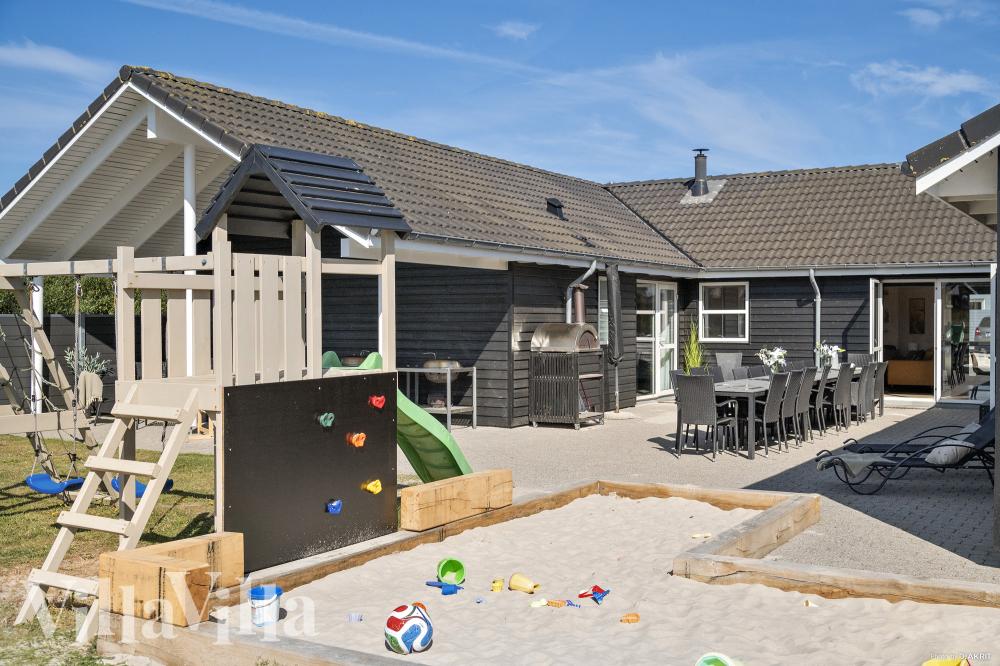 I det attraktive feriehuset nr. 196 i Nordjylland finnes det mengder av utendørsaktiviteter, som leketårn og huskestativ.