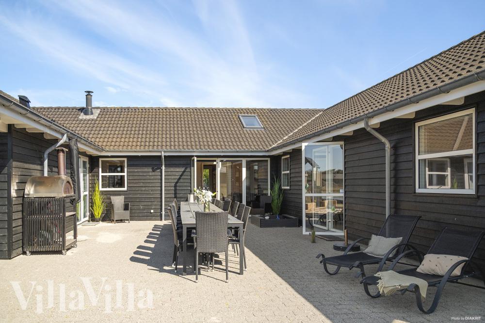 På terrassen i feriehus nr. 196 er det plass til 22 personer.